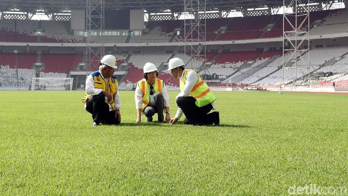 Menteri Keuangan Sri Mulyani teringat masa muda saat menjejak rumput SUGBK. (Rengga Sancaya/detikSport) Menteri Keuangan Sri Mulyani teringat masa muda saat menjejak rumput SUGBK. (Rengga Sancaya/detikSport)
