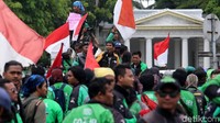 Mereka terus menyuarakan aksinya di depan istana negara Jakarta.