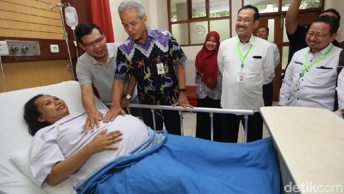 Ini yang Terjadi Saat Gubernur Ganjar Elus Perut Ibu Hamil Kembar 3