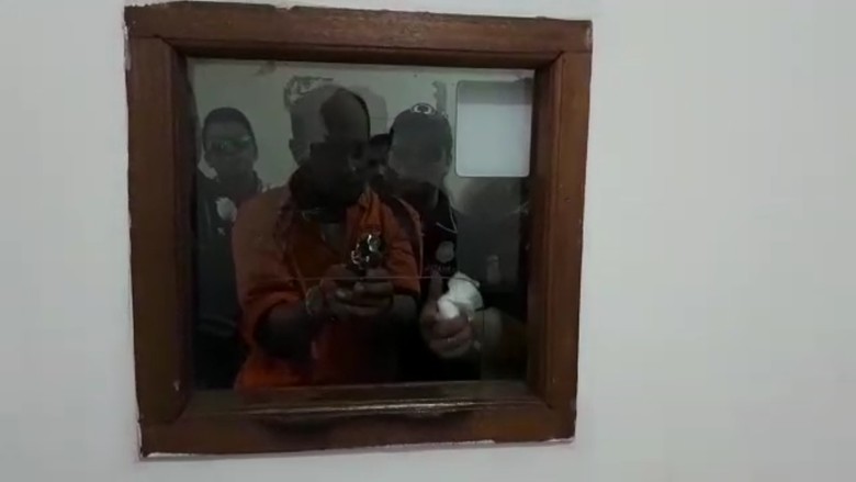 Ini Lubang di Klinik Tempat Helmi Bidik dr Letty dengan Pistolnya Ini Lubang di Klinik Tempat Helmi Bidik dr Letty dengan Pistolnya