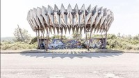 Karya halte busnya lebih seperti patung, lebih banyak animasi, seperti gurita, ombak, cangkang hingga UFO. Benar-benar desain yang tak masuk akal, sudah di cat dan menarik (Dok. CNN Travel/Christopher Herwig)