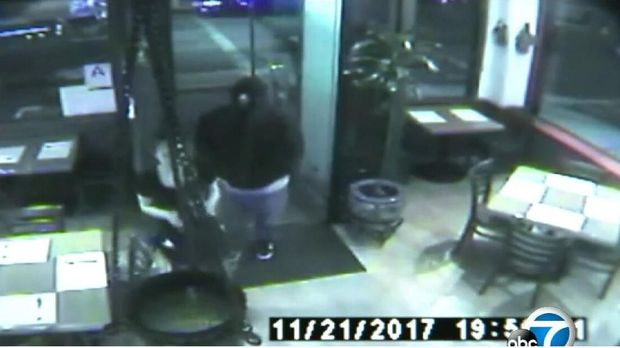 Aksi perampokan pria bermasker kecantikan itu terekam di CCTV salah satu toko