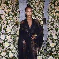 Jasmine Tookes memakai kimono lace yang memperlihatkan bra dan panties di baliknya. Foto: Getty Images
