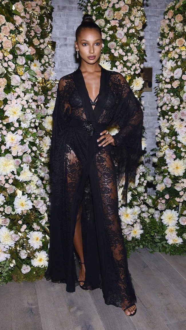 Jasmine Tookes memakai kimono lace yang memperlihatkan bra dan panties di baliknya. Foto: Getty Images