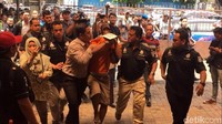 Kamis (23/11/2017) dr Helmi menjalani rekonstruksi pembunuhan istrinya. Sekitar pukul 10.20 WIB, dengan tangan terborgol dr Helmi dibawa ke luar klinik untuk memperagakan adegan turun dari ojek online. Foto: Ibnu Hariyanto/detikcom