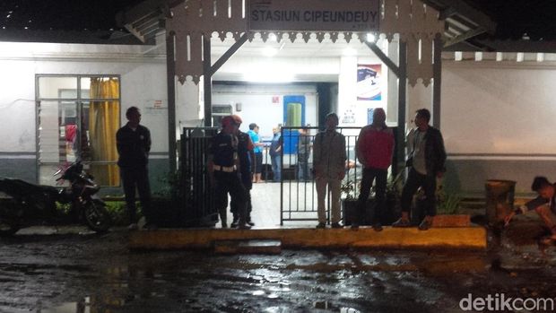 Longsor Tutup Rel, Ratusan Penumpang Tertahan di Stasiun Garut