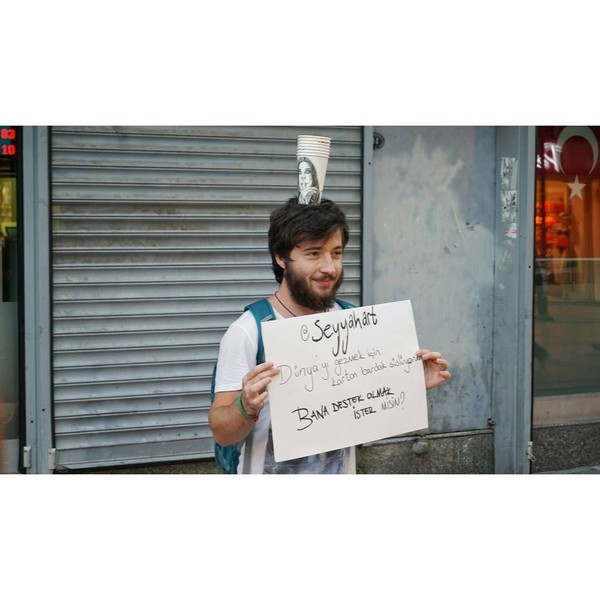 Cara unik ini dilakukan oleh Berk Armagan. Dia seorang seniman Istanbul, Turki. (seyyahart/Instagram) Cara unik ini dilakukan oleh Berk Armagan. Dia seorang seniman Istanbul, Turki. (seyyahart/Instagram)