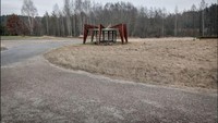 Saat masuk ke bekas Uni Soviet, ia melihat halte bus ini benar-benar layak untuk difoto. Seperti halte ini yang mungkin lterlihat seperti rumah kecil (Dok. CNN Travel/Christopher Herwig)
