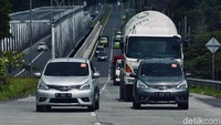 Jarak yang ditempuh sekitar lebih dari 130 kilometer (km). Peserta ditantang untuk mengirit bahan bakar karena hanya ada 7 liter bensin di tangki mobil ini. Foto: Nissan