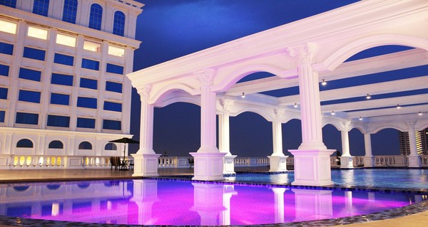 Fasilitas mewah Hotel Adimulia juga bernuansa klasik Roma dan kebanyakan tersedia di lantai 7. Ada kolam renang infinity dengan pilar-pilar yang klasik (Odilia/detikTravel) Fasilitas mewah Hotel Adimulia juga bernuansa klasik Roma dan kebanyakan tersedia di lantai 7. Ada kolam renang infinity dengan pilar-pilar yang klasik (Odilia/detikTravel)