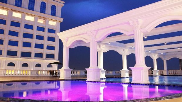 Kolam infinity pool (Hotel Adimulia Medan)