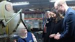Tatapan Cinta Pangeran William ke Kate Middleton Saat Blusukan