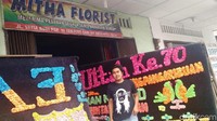 Rata-rata perajin karangan buga di seputaran sini tak memakai bunga asli, melainkan bunga tiruan. 