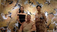 Made Wianta bersama istri Intan dan putri pertama mereka, Buratwangi. Foto: Tia Agnes
