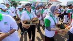 Mentan Amran dan Ketua HKTI Panen Padi di Indramayu