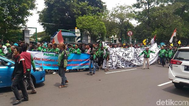  Driver ojek online longmarch menuju kantor Kemenhub, Kamis (23/11/2017)
