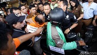 Polisi merekonstruksi penembakan dr Letty Sultri oleh suaminya, dr Ryan Helmi, di klinik Azzahra Medical Center, Cawang, Jakarta Timur. Dikawal ketat petugas, dr Helmi tiba di lokasi.