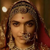 Deepika Padukone jadi kontroversi karena aktingnya di film tersebut dianggap kalangan Rajput (kelompok kanan India) menyalahi sosok Padmavati yang didewakan. Foto: istimewa