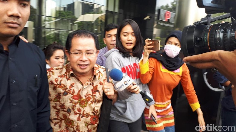 Jenguk Novanto di Rutan, Wabendum Golkar Beri Buku Renungan Kalbu Jenguk Novanto di Rutan, Wabendum Golkar Beri Buku Renungan Kalbu