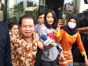 Jenguk Novanto di Rutan, Wabendum Golkar Beri Buku Renungan Kalbu
