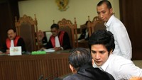 Ammar tampak berdiskusi dengan kuasa hukumnya usai mendengar putusan majelis hakim. Pool/Palevi S/detikFoto.