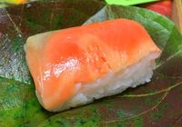 Tiap Musim Gugur, Toko Ini Sajikan Sushi dengan Bungkus Daun Persimmon yang Cantik!