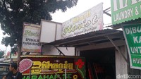Ada sejumlah bengkel perajin karangan bunga di Jalan Setia Budi, Kota Medan. Sebagian dari mereka sudah mendapat orderan membuat karangan bunga untuk acara unduh mantu Bobby Afif Nasution-Kahiyang Ayu Siregar.