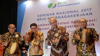 (Kiri-kanan) Ketua Dewas BPJS Ketenagakerjaan Guntur Witjaksono, Sekjen Kemnaker RI Hery Sudarmanto, Deputi II Bid. Penanggulangan Kemiskinan dan Perlindungan Sosial Kemenko PMK Tubagus Ahmad Choesni dan Direktur Utama BPJS Ketenagakerjaan Agus Susanto, memukul gendang saat membuka Seminar Nasional bertajuk Membentuk Solusi Kolaborasi: Inovasi Dalam sektor Publik di Jakarta.