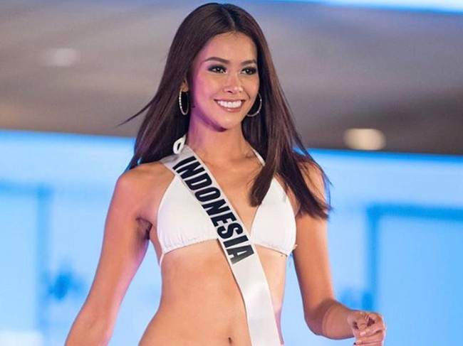 Setelah gaun malam, Bunga Jelitha kembali tampil di panggung preliminary show memeragakan busana renang. Puteri Indonesia 2017 berusia 26 tahun itu tampak mengenakan busana renang two piece dari brand sponsor Miss Universe, Yamamay. Foto: Dok. Instagram Bunga Jelitha