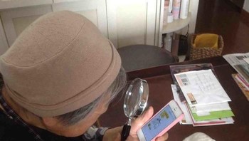 Nenek ini menggunakan kaca pembesar untuk melihat ponselnya, padahal ada fitur zoom out. (Foto: Boredpanda)