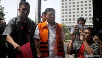 Novanto langsung disambut sejumlah wartawan untuk dimintai keterangan.