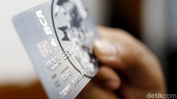 Edward Bellamy ramal kartu debit pada tahun 1888: Kartu debit mulai dipakai uas akhir 1980an. Penulis fiksi ilmiah Edward Bellamy menggambarkan konsepnnya dalam novel utopis Looking Backward, 2000-1887. Dalam bab IX, tokoh Dr. Leete menjelaskan pada Mr. West bahwa di dunia baru, “Sebuah kartu kredit dikeluarkan untuknya, yang dengannya ia membeli barang-barang, apapun yang dia inginkan.” Foto: Rachman Haryanto