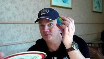 Ini salah satu pembicara yang dihadirkan Mark Sargent, penganut Bumi datar populer dengan sekitar 40 ribu subscriber di YouTube. Ia begitu yakin Bumi bentuknya datar. Foto: BBC
