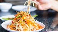 Salad pedas yang dibuat dari pepaya mentah parut ini berasal dari etnis Laos yang tinggal di Thailand. Green Papaya Salad kini menyebar di seluruh Asia Tenggara. Foto: iStock