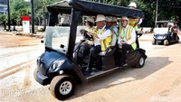 Mobil golf yang digunakan untuk meninjau kawasan GBK disopiri oleh Basuki Hadimuljono.