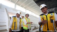 Sri Mulyani dan Basuki Hadimuljono berkeliling Stadion Aquatic.