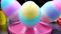 Cotton candy ini dibuat warna-warni. Tidak hanya anak-anak, dewasa juga sangat memburu dessert ini. Cantik! Foto: Daniel Food Diary
