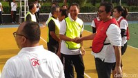 Pertandingan voli selesai. Tim Kemenkeu menaklukan OJK dua set langsung dengan skor 15-10 dan 15-9.