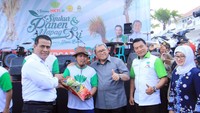 Pada acara tersebut juga diberikan secara simbolis pemberian benih padi gratis kepada perwakilan petani di Desa Karang Layung, Kecamatan Sukra, Kabupaten Indramayu, Jawa Barat, Kamis (23/11). Foto: dok. Kementan RI