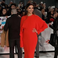 Stunning in red. Kulit olive Deepika Padukone tampak makin bersinar dalam balutan gaun merah di pemutaran perdana xXx: Return of Xander Cage di London, awal tahun ini. Foto: Getty Images