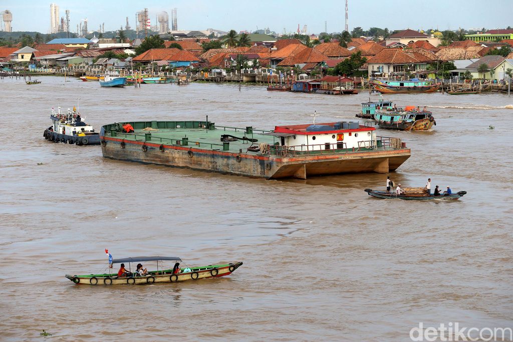 Sejumlah penumpang berada di atas  perahu kayu melintasi Sungai Musi di Palembang, Sumatera Selatan, Rabu (22/11). Angkutan sungai menjadi pilihan moda transportasi yang diminati masyarakat yang berada disepanjang aliran sungai musi.