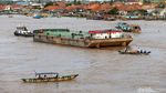 Melihat Kesibukan Sungai Musi Melihat Kesibukan Sungai Musi