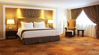 Yang paling mewah adalah Presidential Suite. Luasnya 296 m2, dilengkapi perpustakaan, ruang tamu, ruang keluarga, ruang makan, dapur, ruang meeting dan akses ke helipad. Inilah kamar yang diinapi Presiden Jokowi (Odilia/detikTravel)