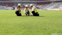 Sri Mulyani dan Basuki Hadimuljono meninju kondisi rumput lapangan Stadion Utama Gelora Bung Karno.