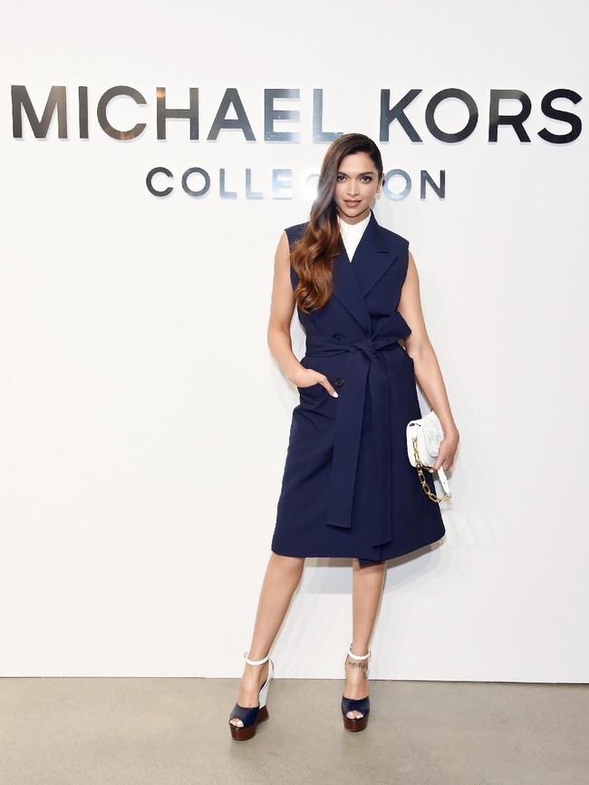 Deepika Padukone juga dikenal sebagai fashionista. Ini gaya preppy wanita 30 tahun tersebut di runway show Michael Kors, Februari 2017 lalu. Foto: Getty Images