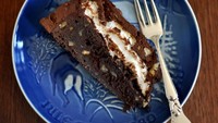 Mississippi mud cake yang sekarang masih marak dijual, pertama kali populernya saat tahun 1985 loh. Kue ini berisi krim vanilla dengan saus cokelat. Foto: Istimewa