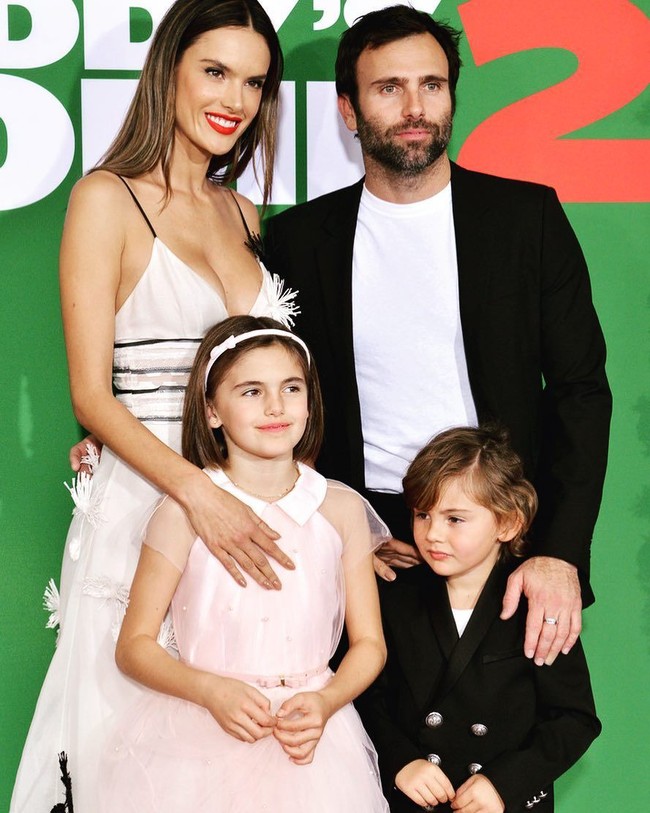 Alessandra Ambrosio-Jamie Mazur, keduanya sudah bertunangan sejak 2008 dan telah dikaruniai dua orang anak. Jamie sendiri adalah seorang co-founder sebuah e-commerce.  Foto: Instagram
