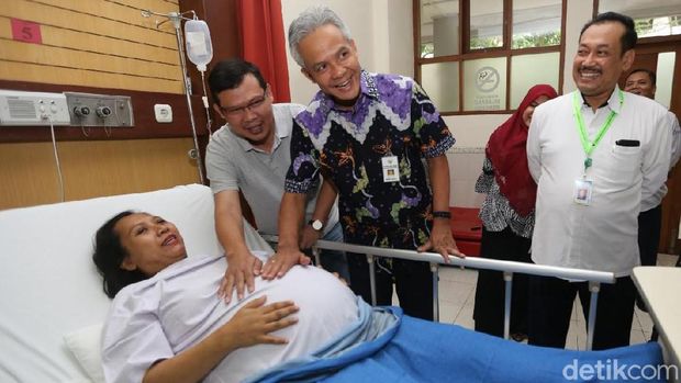 Saat Ganjar mengelus perut ibu hamil di Semarang.