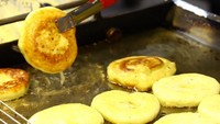 Kalau sedang mencari yang gurih, Anda bisa membeli Hotteok atau pancake khas Korea. Pancake ini enak disajikan hangat-hangat. Yummy! Foto: Daniel Food Diary