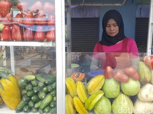 Jajan Rujak di Persimpangan Ini, Siapa Tahu Ketemu Jodoh